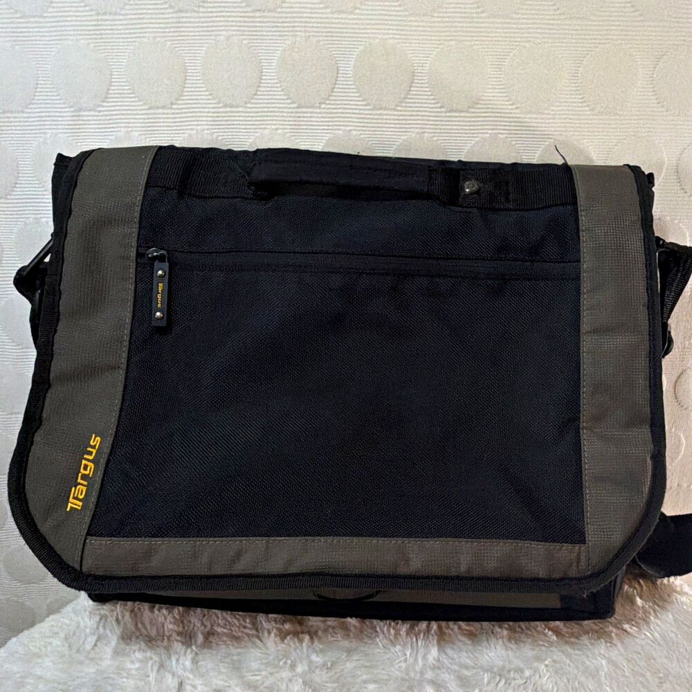 Targus 15” Padded Laptop Messenger Bag Black Gray Shoulder Strap